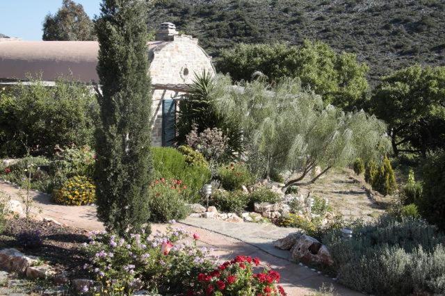 To The Garden Guest House Angairia Bagian luar foto