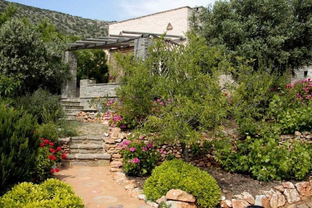 To The Garden Guest House Angairia Bagian luar foto